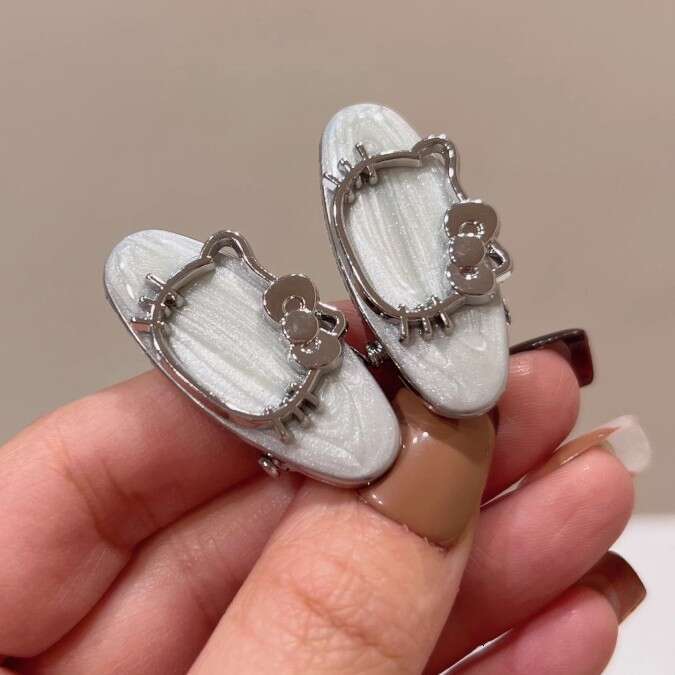 DHcollections 2025 Silver KT Cat Oval Pearl Hair Clip Cute Kitty Side Clip Bangs Clamp Sweet Cartoon Hair Accessory for Women