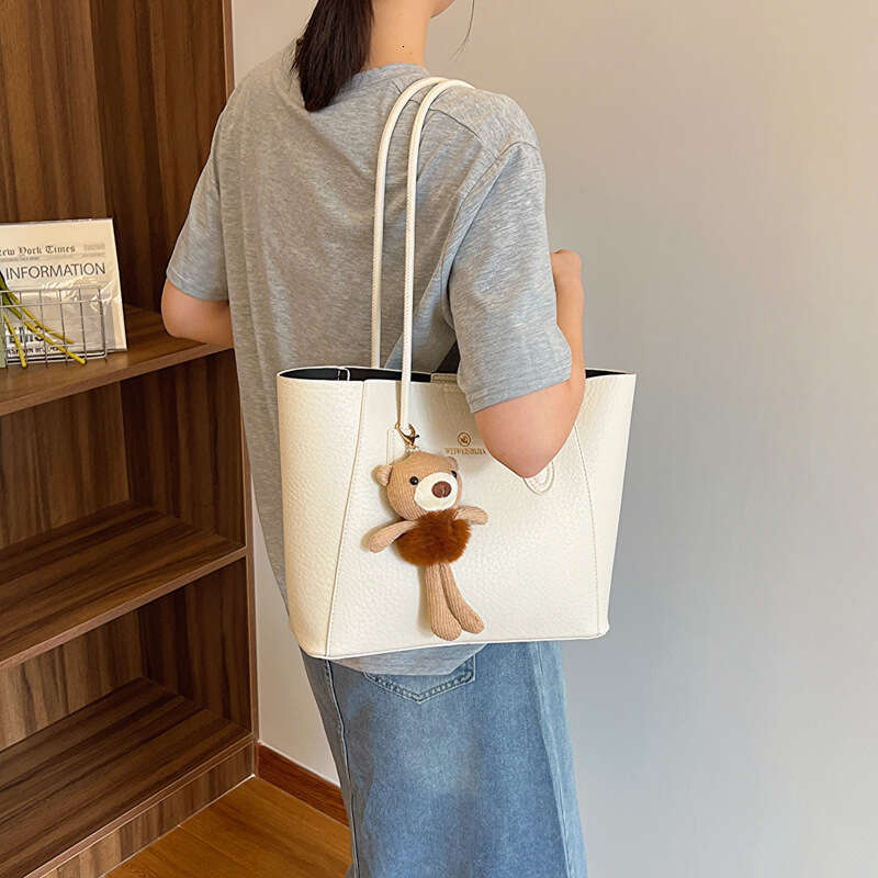 Korean Advanced Classroom Big For Women 2024 New Versatile Literary Commuter Fashion Large Capacity Shoulder Bag