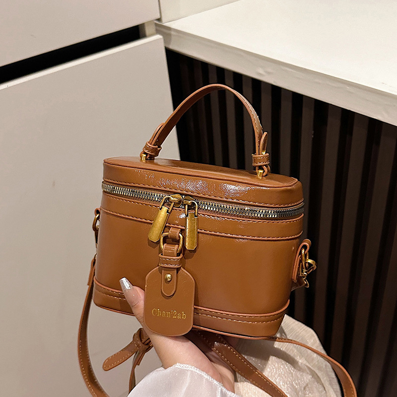Designer's casual commuting women's crossbody bag 2025 new fashionable multifunctional shoulder bag