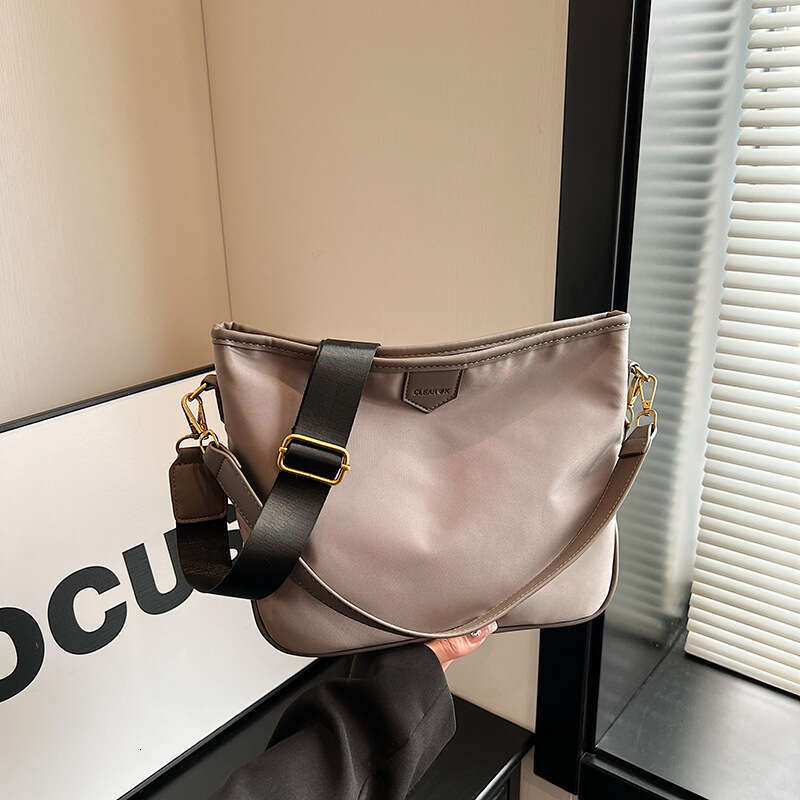 Korean Version Versatile Nylon Cloth Tote Casual Wide Strap, Single Shoulder Underarm Bag, New High-Capacity Commuting