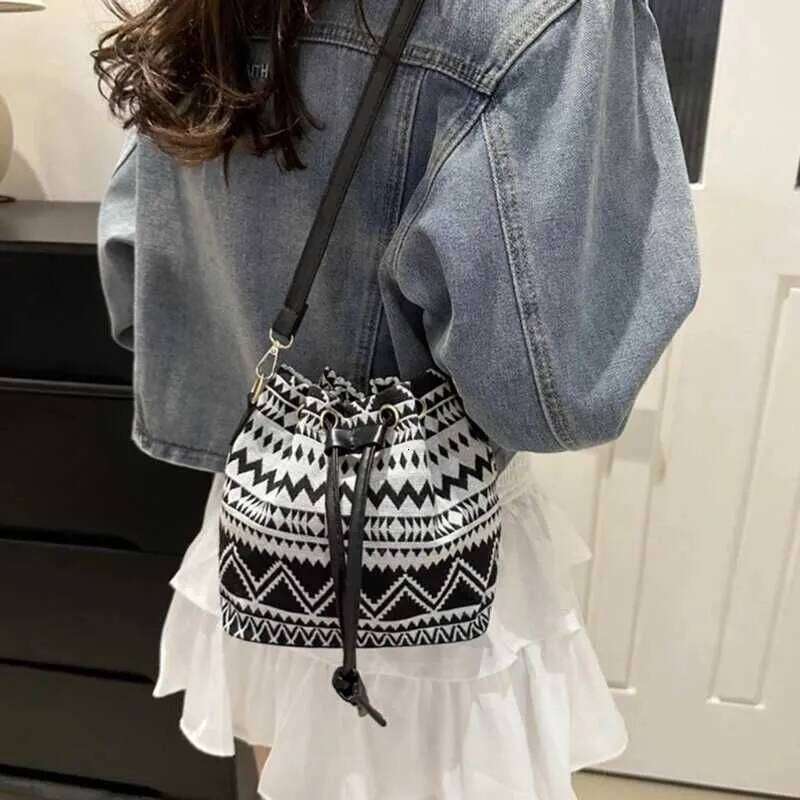 Fashion Popular Plaid Ethnic Womens Single Shoulder Bag Simple Casual Bucket Bags New Retro Drstring Crossbody Ba241214