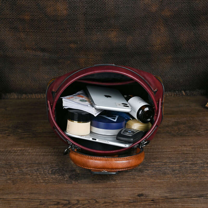 New Casual Simple Daily Matching Women's Embossed Handmade Color Rubbing Handheld Clip Crossbody Bag