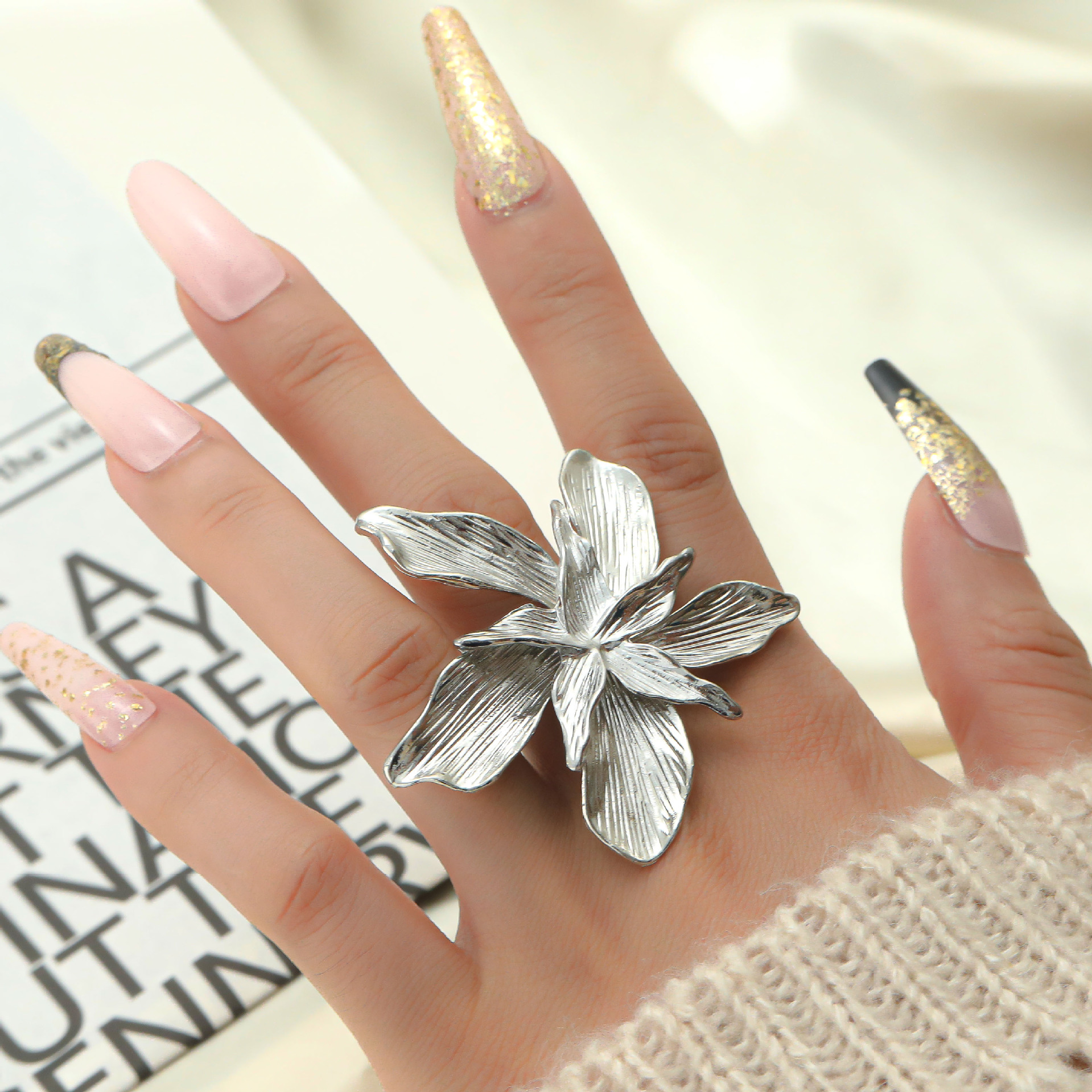 New Stylish Rings High End Floral Statement Rings Oversized Single Flower Design in Gold Silver, Exquisite Hand Jewelry
