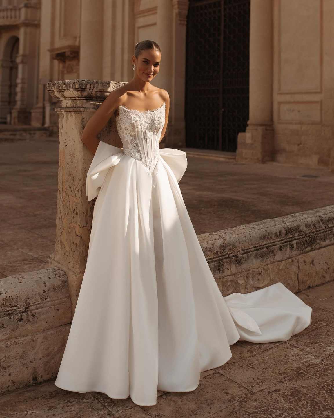 Gorgeous A Line Wedding Dresses Dubai Appliques Strapless Neck Bridal Dress Customized Lace Up Back Robe De Mariee