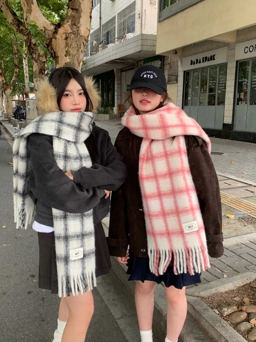 Winter Scarf With A Warm Woolen Texture A Plaid Pattern And Tassels For A Cozy Autumn And Winter LookXJ250905