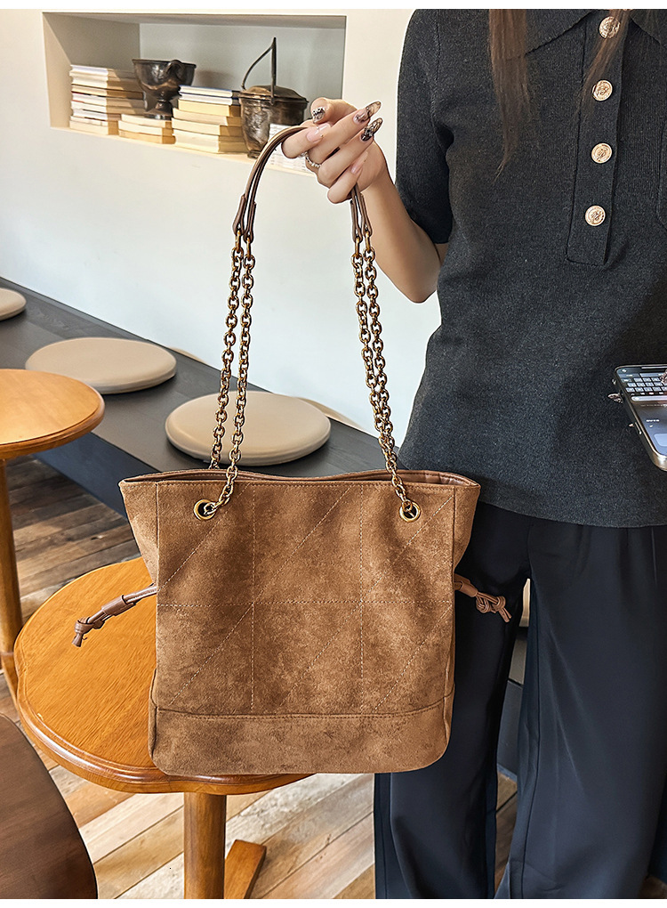 Women s Travel Bag New Fashion Retro Cowhide Matte Chain Large Capacity Commuting Women s Shoulder Bag Autumn New Designer Bag