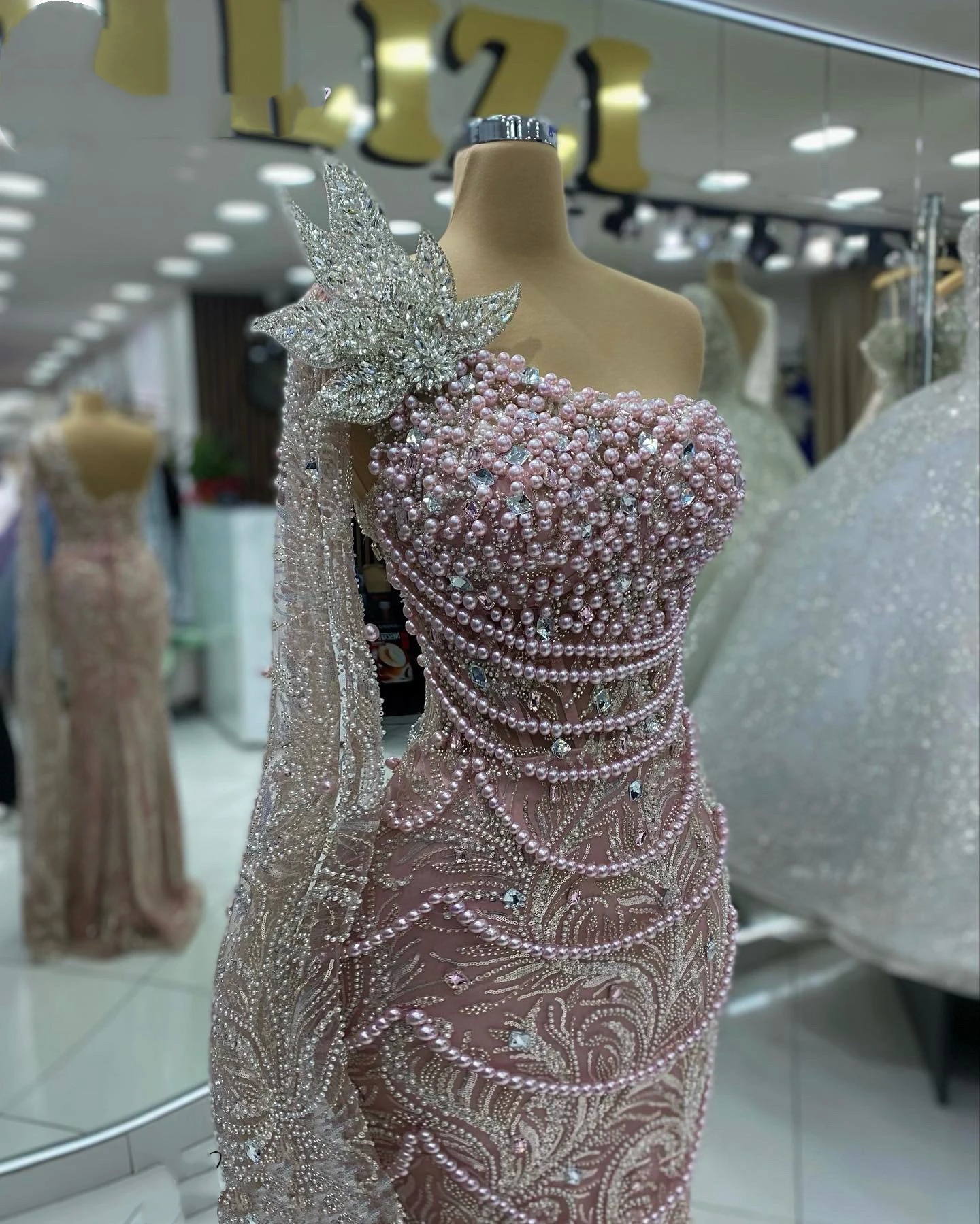 Gorgeous Evening Dresses Sequins Pearls Appliques Gown One Shoulder Sleeveless Sweep Train Dress Party Customized Dress