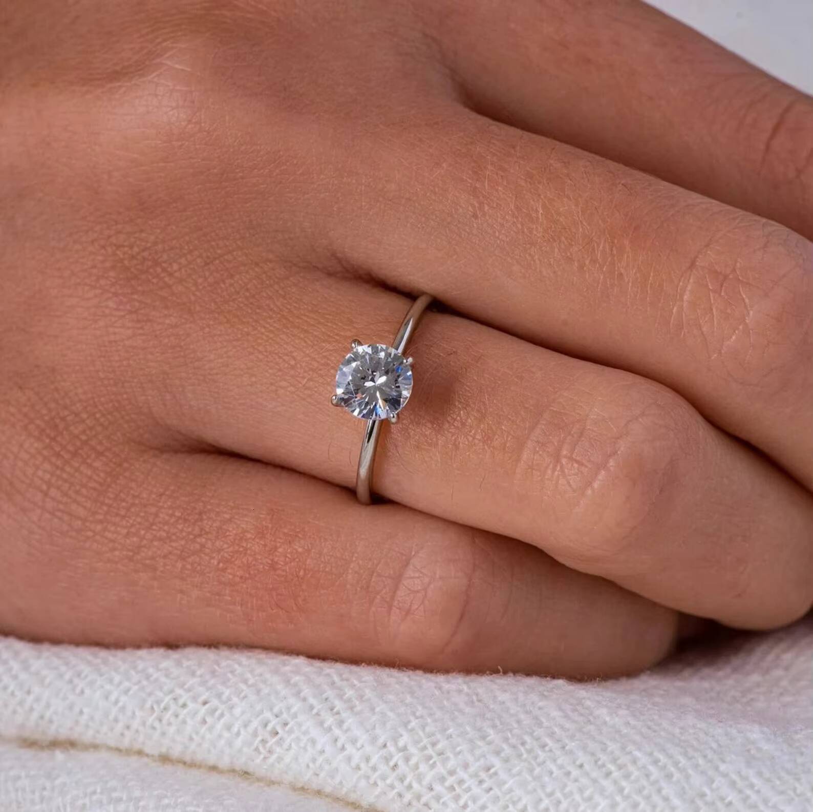 Factory Wholesale Custom 10K 14K 18K Real Solid Gold Au750 Gold Vvs Moissanite Round Brilliant Cut Solitaire Engagement Ring