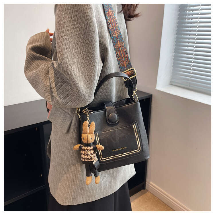 High-end Sense for Women 2025 New Korean Fashion Single Shoulder Crossbody Niche Design Handheld Bucket Bag
