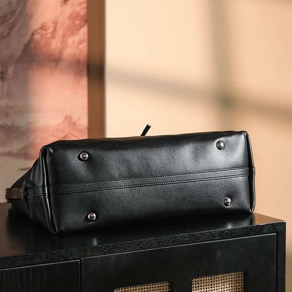 2025 New Large Capacity High-end Fashion Versatile Shoulder Tote Underarm Black Warrior Commuter Crossbody Women's Bag