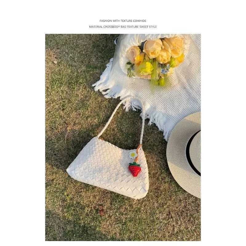 Summer new niche versatile handmade woven bag French vacation style single shoulder armpit bag Z250903