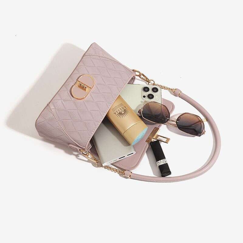 High-End Quilted Underarm for Women 2025 Spring New Chain Baguette Niche Versatile Shoulder Crossbody Bag