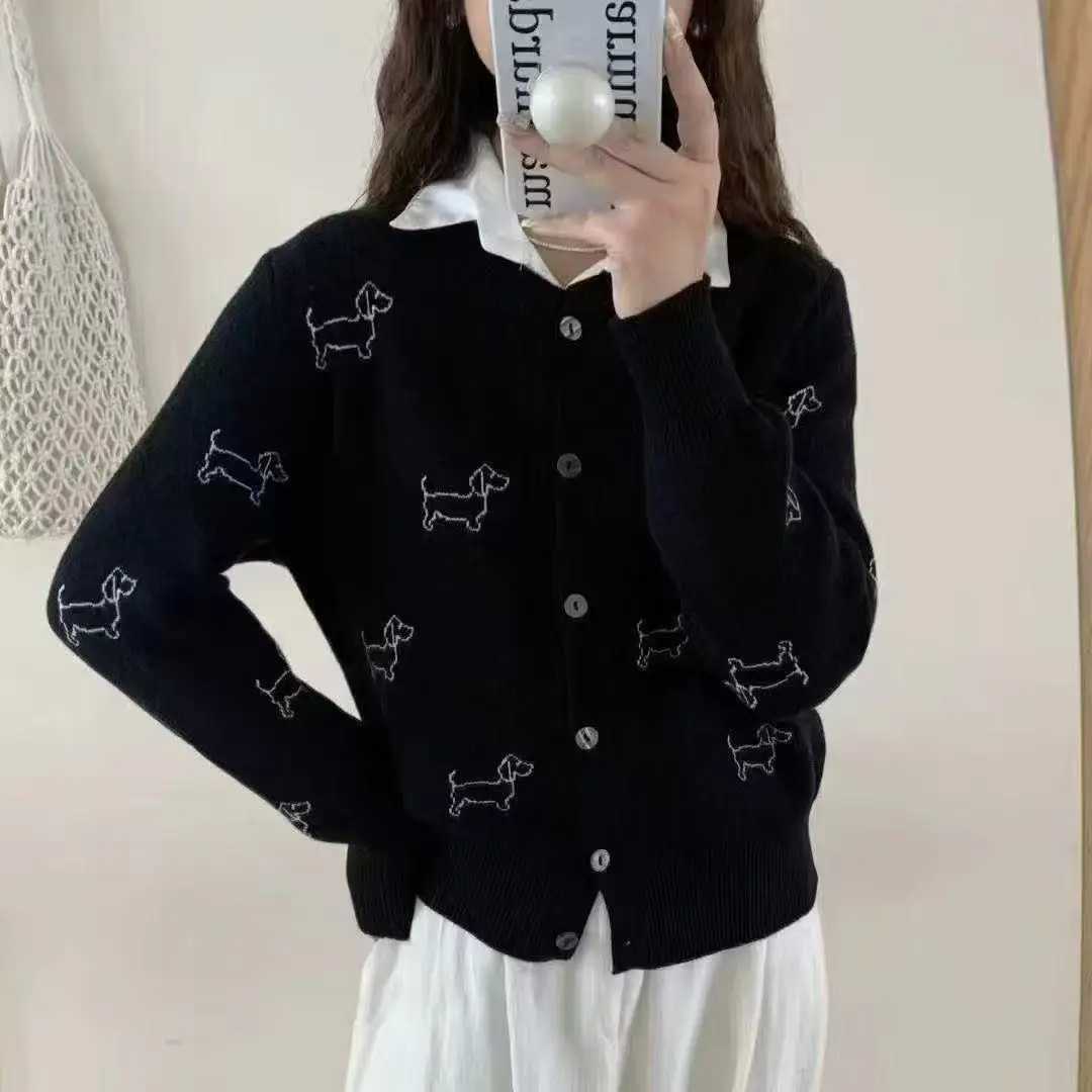 Autumn Winter Grey Embroidered Knitted Cardigan Sweater Jacket College Loose Slimming Temperament Design Sense Long Sleeved Top Z250905