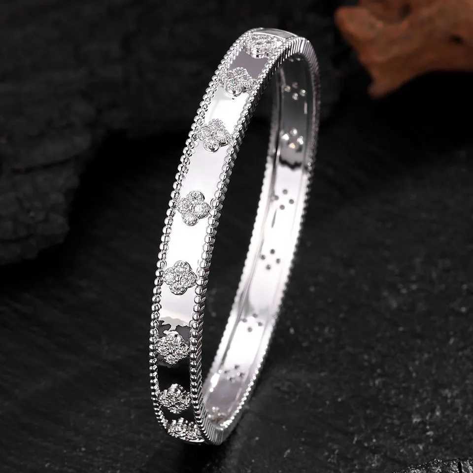 Sexy Luxury Flower Diamond Bracelet Suitable For Wen To Wear Fashionable Jewelry For Travel Parties And Banquets S250905