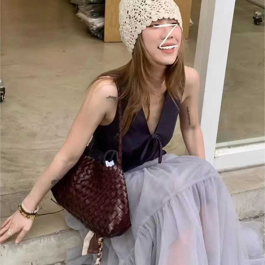 Summer new niche versatile handmade woven bag French vacation style single shoulder armpit bag Z250903