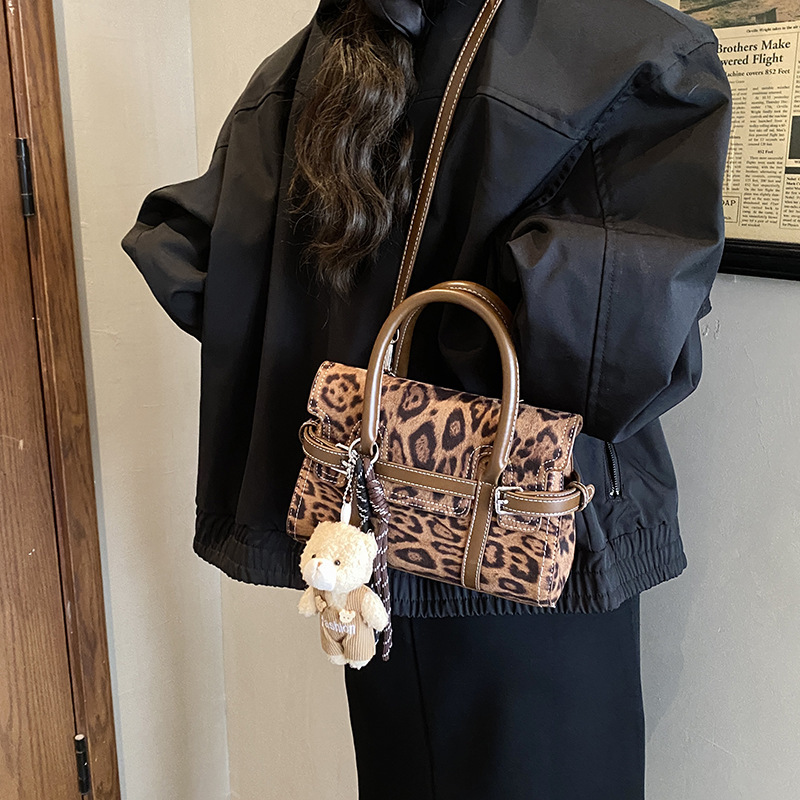 2025 new collection Elegant Niche Handbag Fashionable Single Shoulder Armpit Women's Bag Casual Autumn New Designer Crossbody