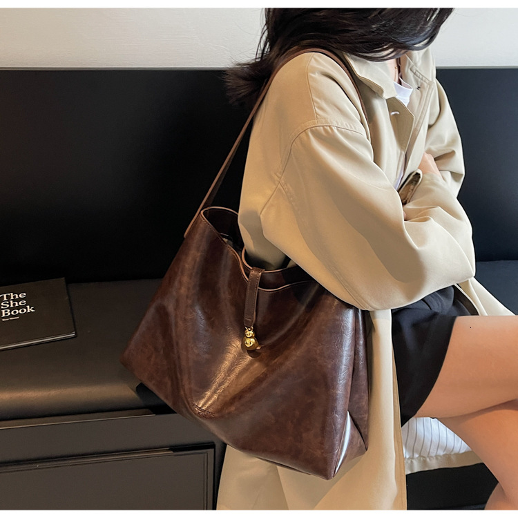 Retro Commuter Women s Shoulder Bag New Fashionable Large Capacity Underarm Bag Handbag Autumn New Designer Bag Women s Crossbody Bag