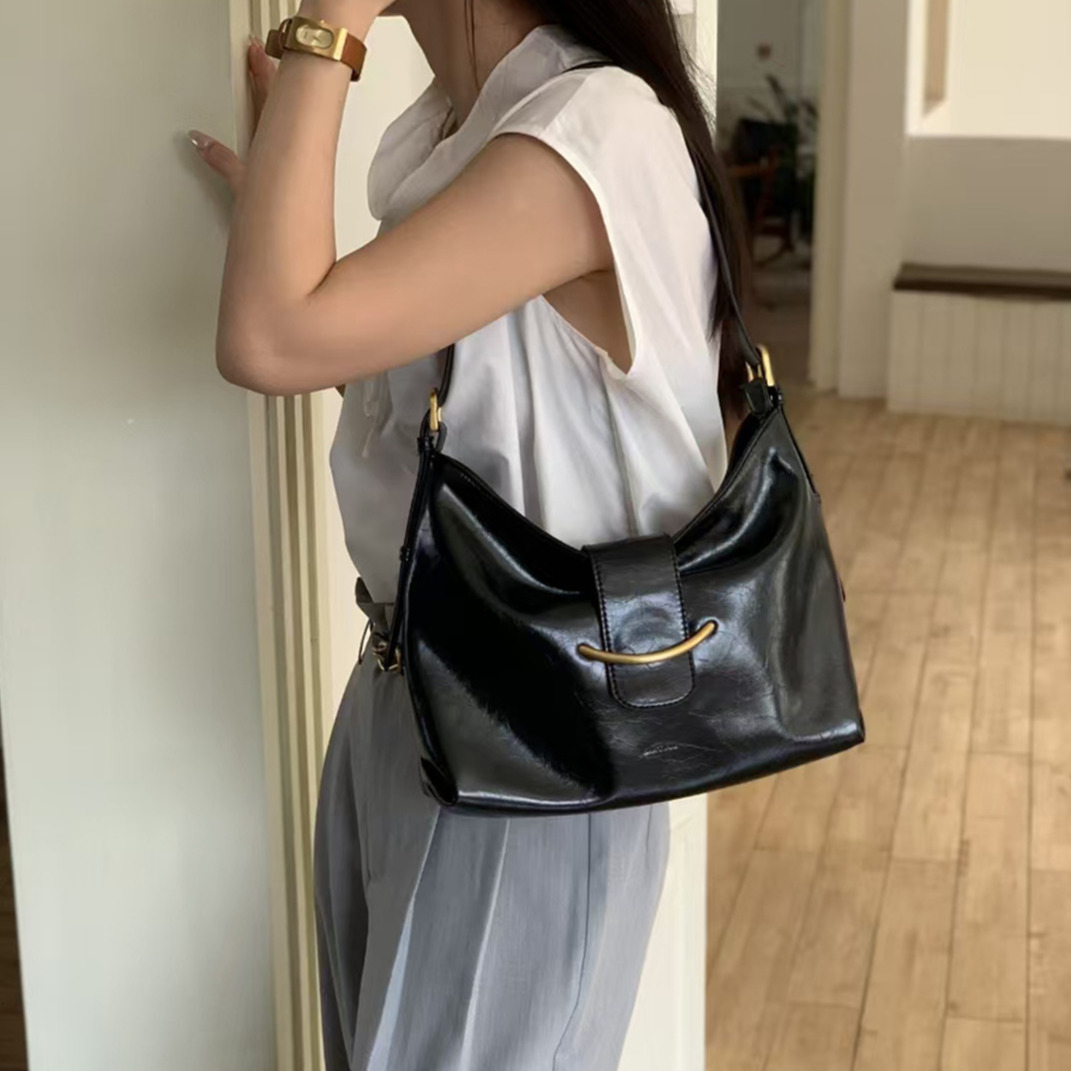 Black Women s Armpit Bag New Elegant Large Capacity High end Feeling Commuting Women s Shoulder Bag Autumn New Designer Bag