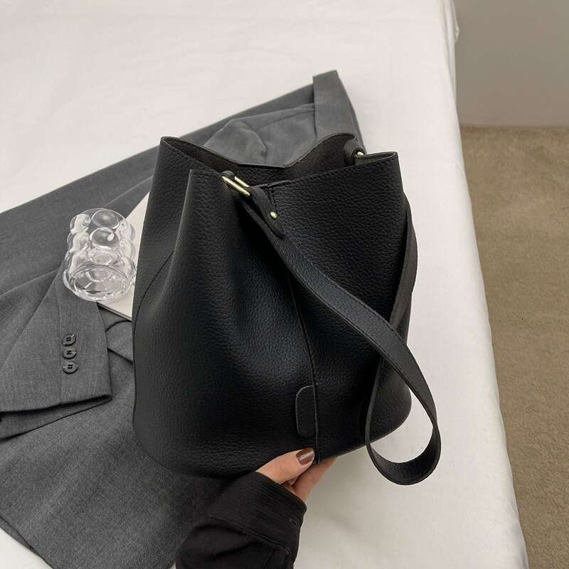 New Minimalist Bucket Women's Soft Leather Tote Large Capacity Versatile Mother And Child B, 2024 Commuting Shoulder