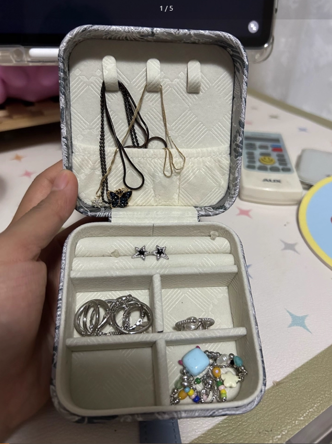 Vintage exquisite embroidered jewelry box small portable travel jewelry box for storing earrings necklaces and rings with a sense of luxury