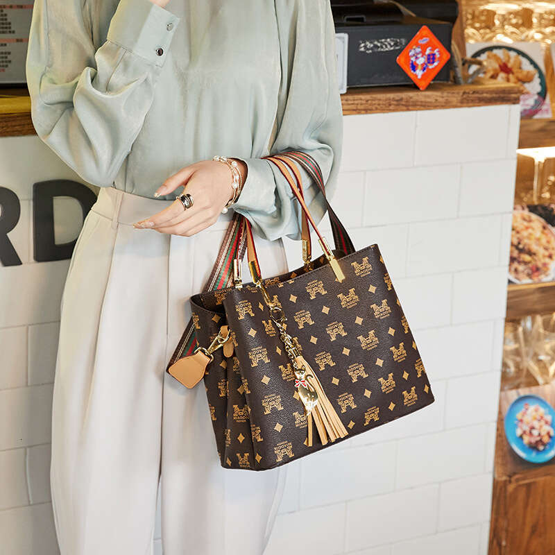 Elderly Women's Genuine Leather 2025 New Fashion Trendy Ladies Crossbody Shoulder Large Capacity Bucket Bag for Women