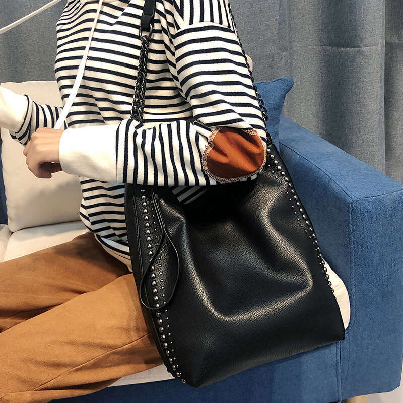 High End And Western Style Handheld Shoulder 2024 Rivet Large Capacity Chain Bucket Bag Tide