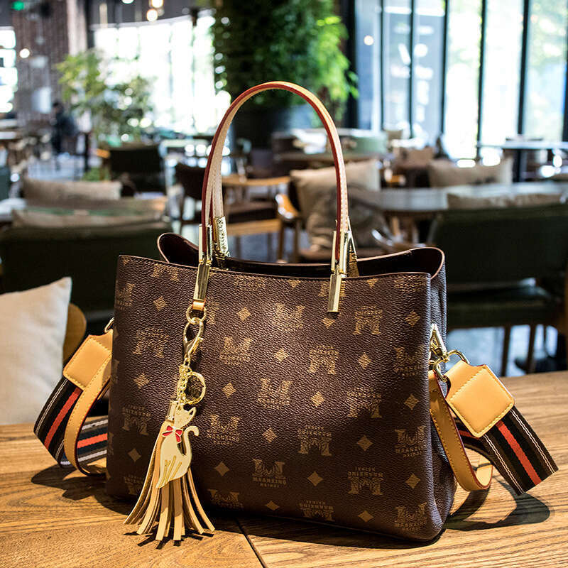 Elderly Women's Genuine Leather 2025 New Fashion Trendy Ladies Crossbody Shoulder Large Capacity Bucket Bag for Women