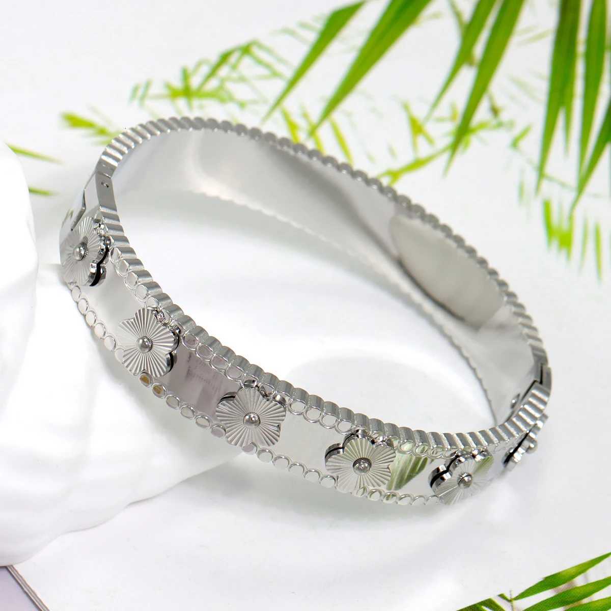 luxury New Fashion Gold Color Stainl Steel Hot Selling Plumboss Bangles For Wen Luxury Five Flower Bracelet Jewelry Gift S250905