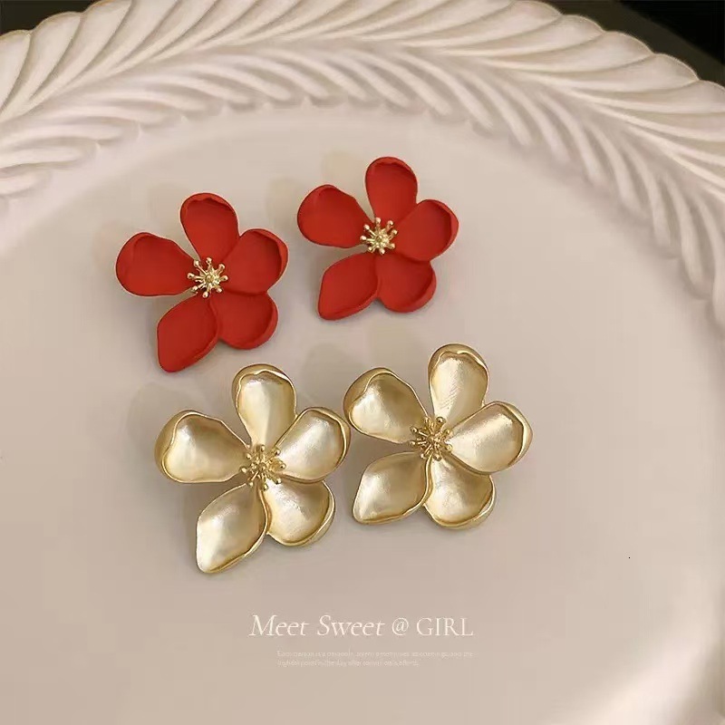 Designer Luxury Free Shipping New Retro French Flower Earrings Exaggerated Light Luxury High-end Design Fairy Temperament Stud Earrings Wholesale