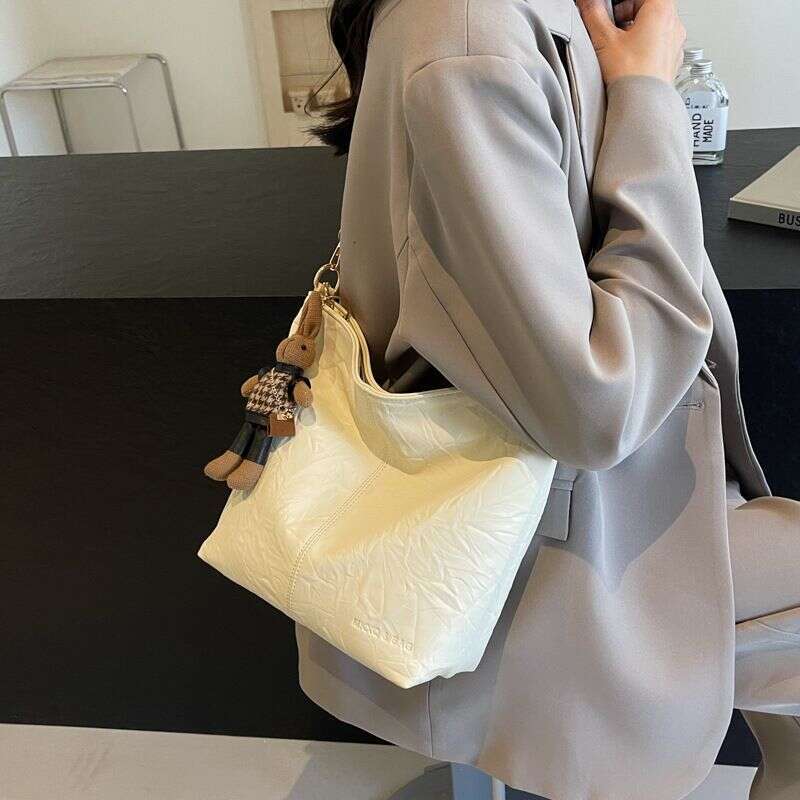 Leisure Soft Face Large Capacity 2024 New Women's Fashionable Wide Shoulder Strap Versatile Crossbody Water Bucket Bag