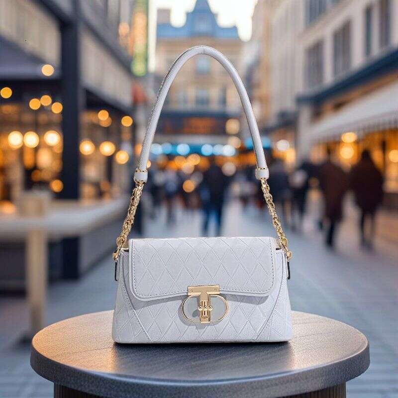 High-End Quilted Underarm for Women 2025 Spring New Chain Baguette Niche Versatile Shoulder Crossbody Bag