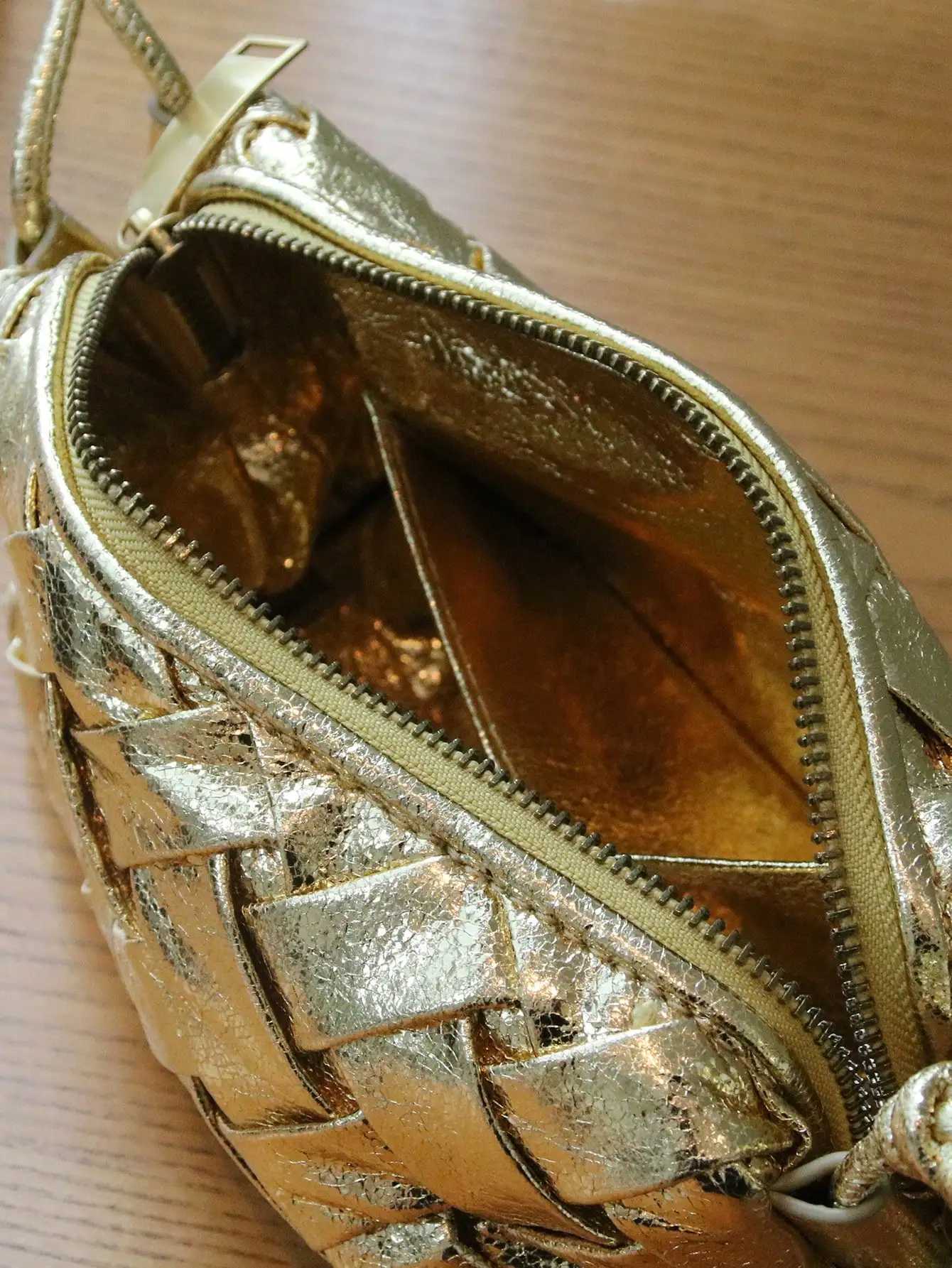 2024 new woven handbag fashion trend burst crack gold woven embossed shoulder slung bag Joker mini mobile phone bag shoulder str Z250903