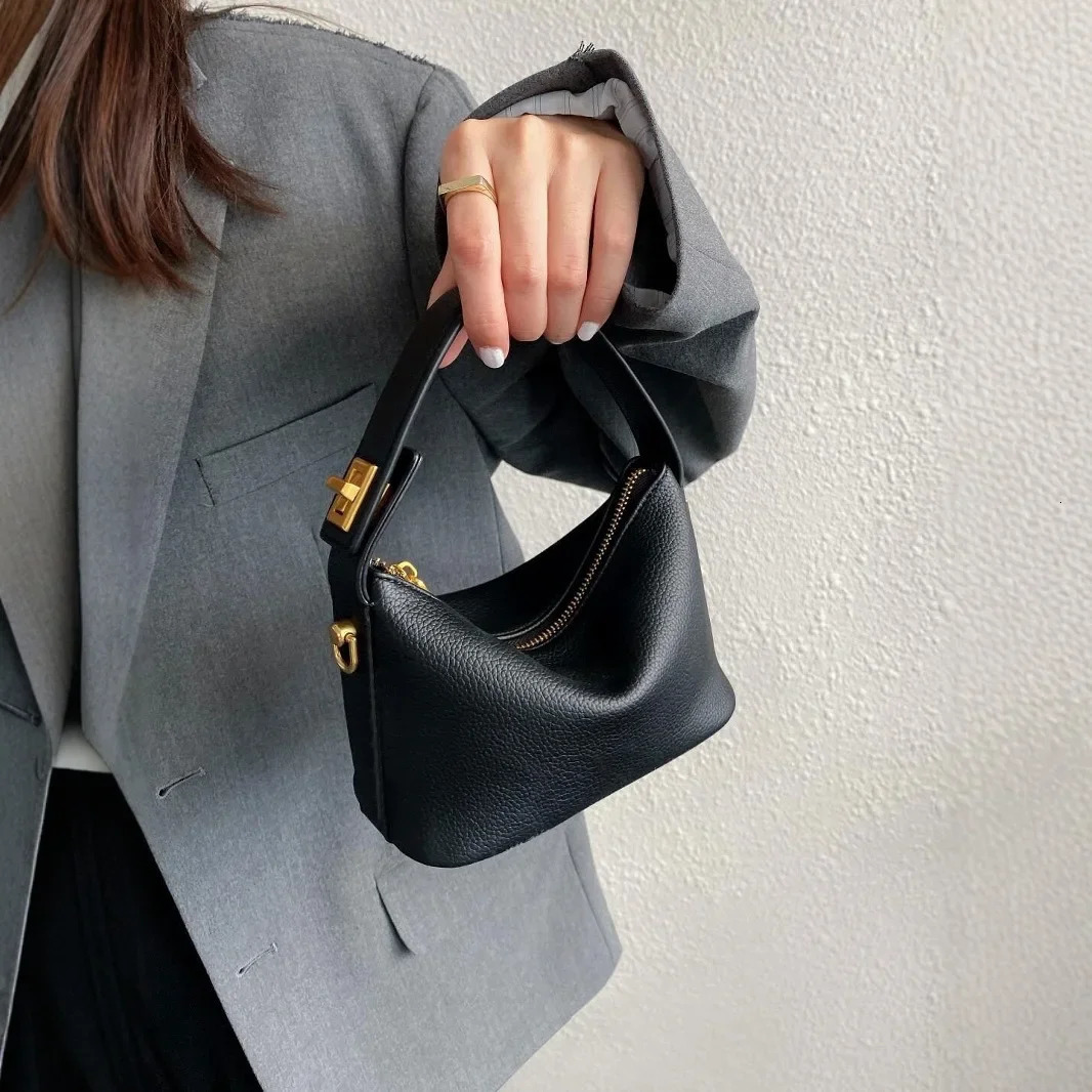 Simple and retro handbag crossbody bag soft leather small square bag 250903