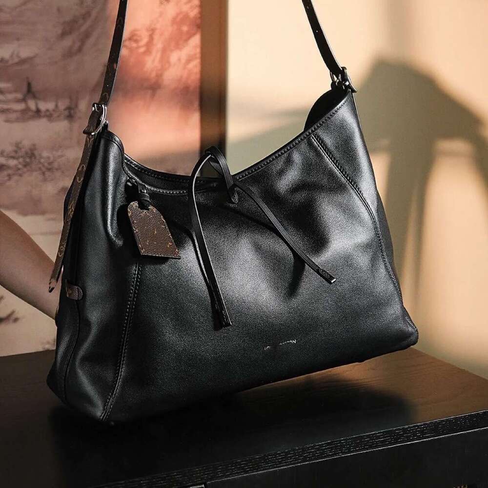 2025 New Large Capacity High-end Fashion Versatile Shoulder Tote Underarm Black Warrior Commuter Crossbody Women's Bag