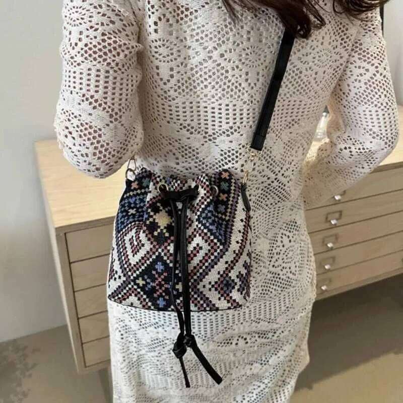 Fashion Popular Plaid Ethnic Womens Single Shoulder Bag Simple Casual Bucket Bags New Retro Drstring Crossbody Ba241214