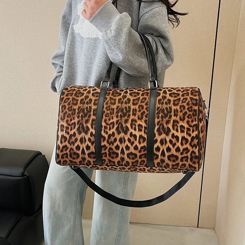 Classic Leopard Print Large Capacity Leisure Luggage Bag With Multiple Pockets And Shoe Compartment Sports Fitness Travel Bag 250903