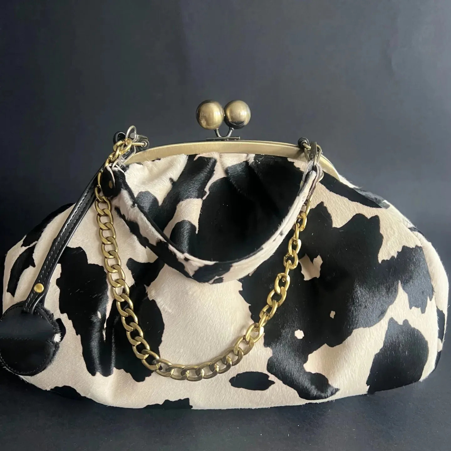 LOST IN VINTAGE Suede Cow Pattern Fabric Clutch Metal Frame Kiss Lock and Handle Puffy Purse 34x23x11cm Plush 250905