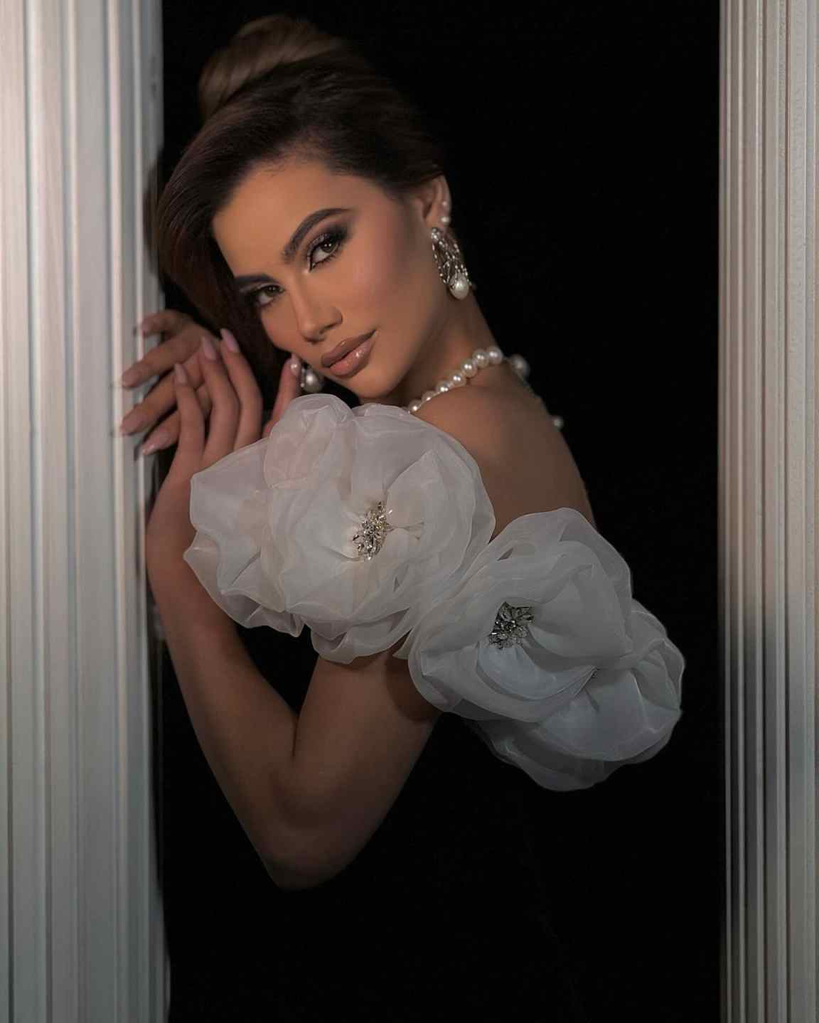 Sexy Off The Shoulder Mermaid Evening Gown Elegant Floral Applique Prom Dress Crystal Sweep Train Party Gown Customized