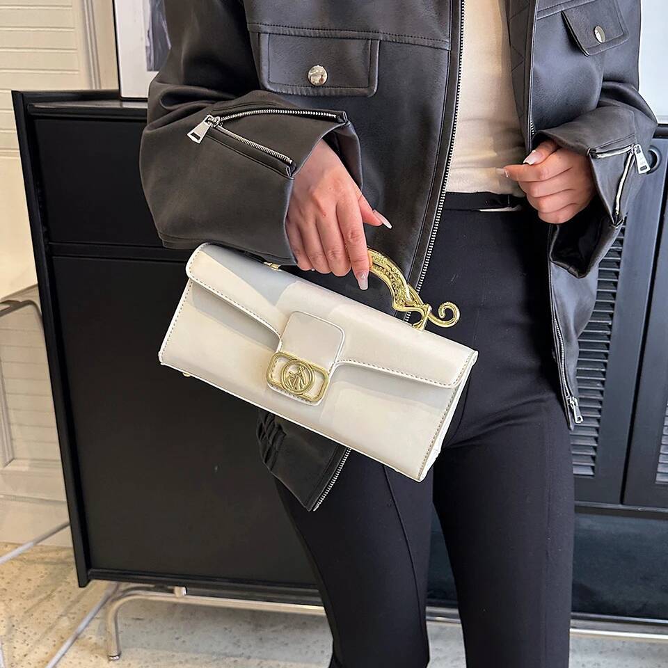 2025 autumn new metal buckle bag, simple, light, luxurious, elegant, fashionable, women's wallet party, niche women's card bag designer bag