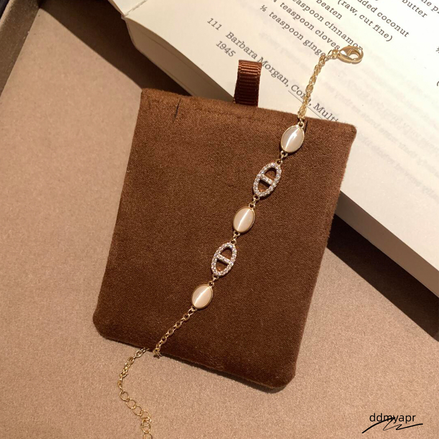 Zircon Oval Cat's Eye Stone Pig Nose Pendant ddmyday Palace Style Elegant Temperament Bracelet Light High-End Sense Jewelry