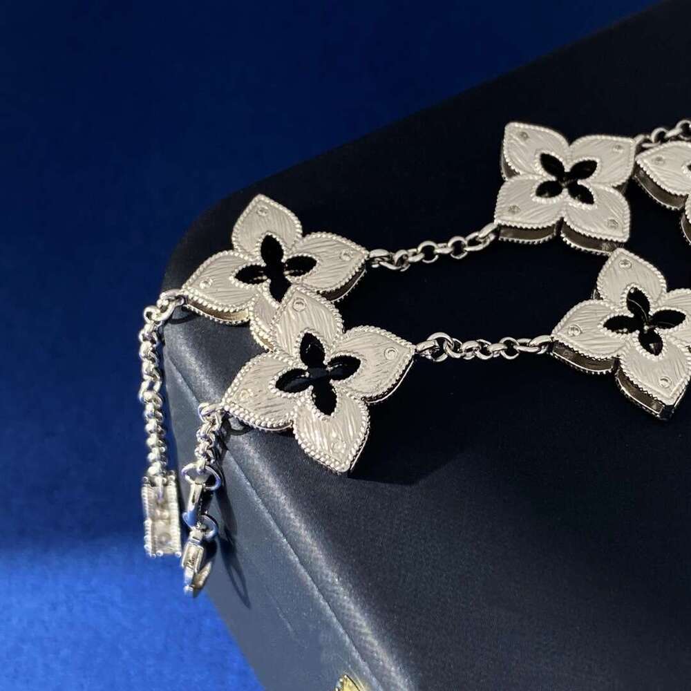 New Italian Style Four-Leaf Flower Inlaid with Small White Dias Metal Brushed Hollow Filigree Carved Five-Flower Bracelet
