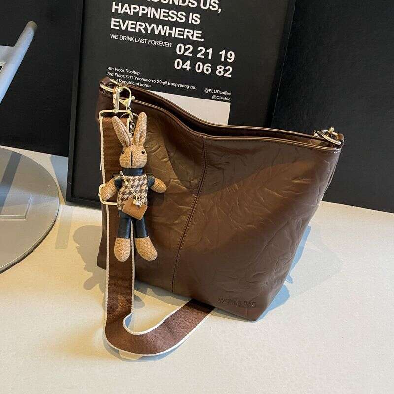 Leisure Soft Face Large Capacity 2024 New Women's Fashionable Wide Shoulder Strap Versatile Crossbody Water Bucket Bag