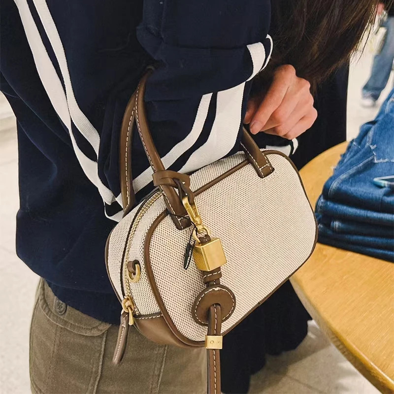 European American Retro Square Bag Elegant Highend Crossbody Bag Light Minimalist Handheld Small Bag Fashionable Versatile Bag 250903