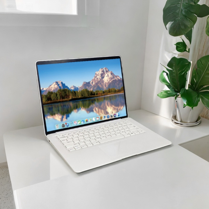 MacBook Pro 13.3 new full screen notebook model / simulation computer / laptop model / model house model props