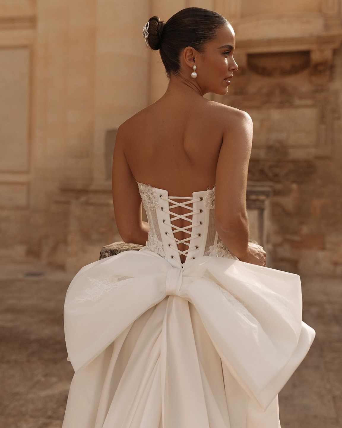 Gorgeous A Line Wedding Dresses Dubai Appliques Strapless Neck Bridal Dress Customized Lace Up Back Robe De Mariee