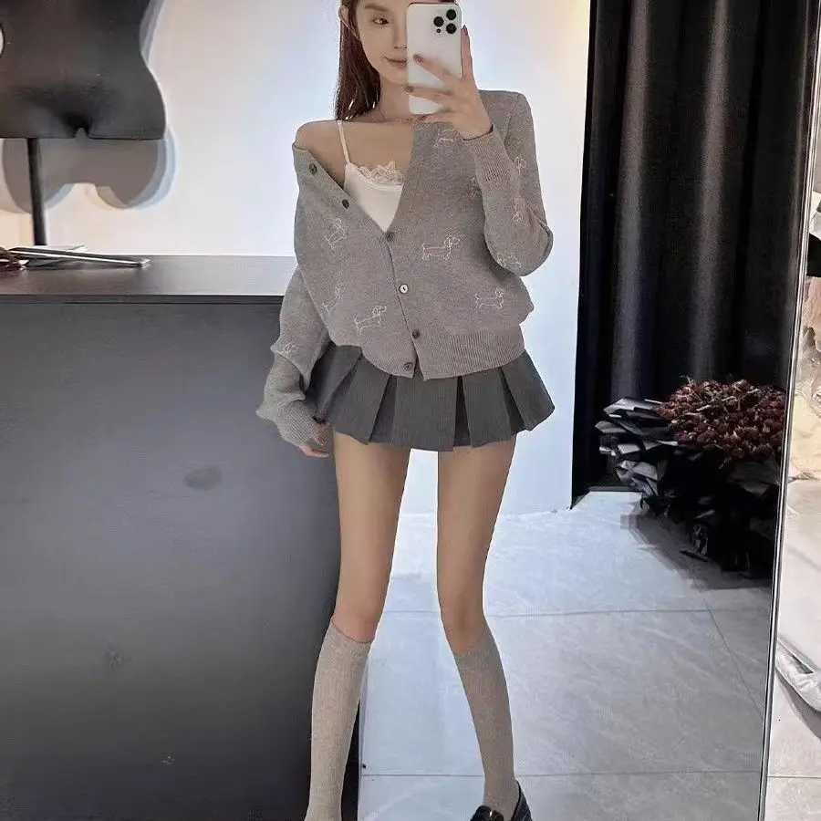 Autumn Winter Grey Embroidered Knitted Cardigan Sweater Jacket College Loose Slimming Temperament Design Sense Long Sleeved Top Z250905