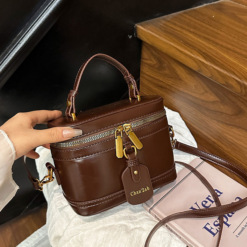 Designer's casual commuting women's crossbody bag 2025 new fashionable multifunctional shoulder bag