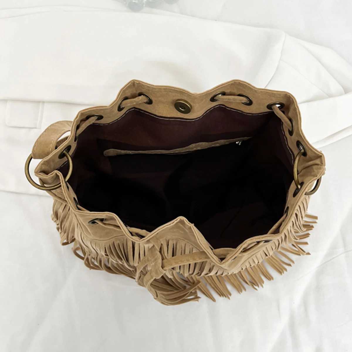 Women Tassel Decoration Bucket Bag Quilted Lint Handbag with Drawstring Magnetic Closure for Daily Essentials Shoulder Bag Z250903