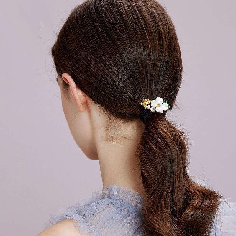 DHcollections 2025 Elegant Rhinestone Hair Tie Korean High Elastic Rubber Band Ponytail Holder White Flower Camellia Alloy Hair Accessory for Women