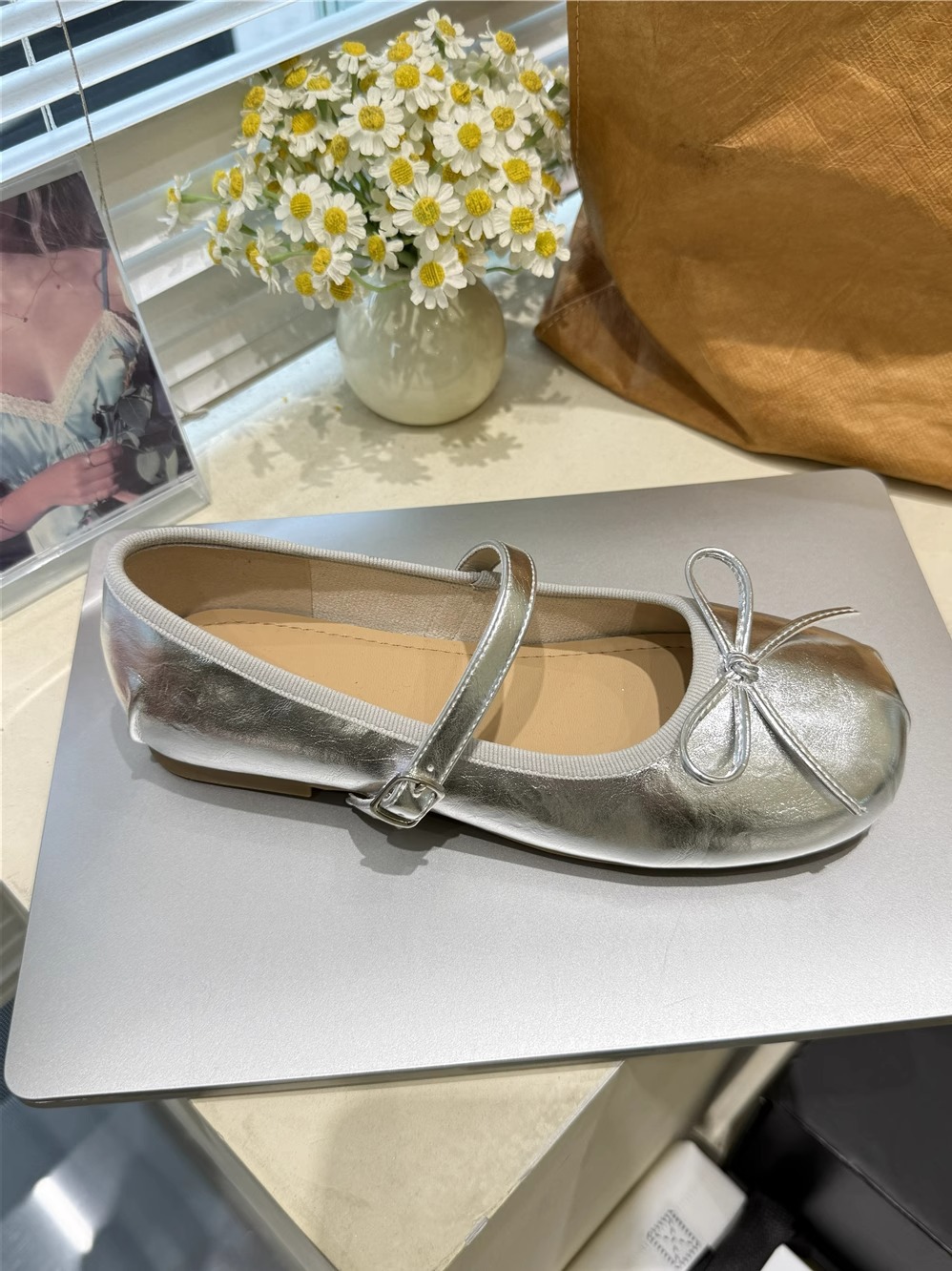 2025 new style French soft-soled ballet-style flat leather shoes to match skirts